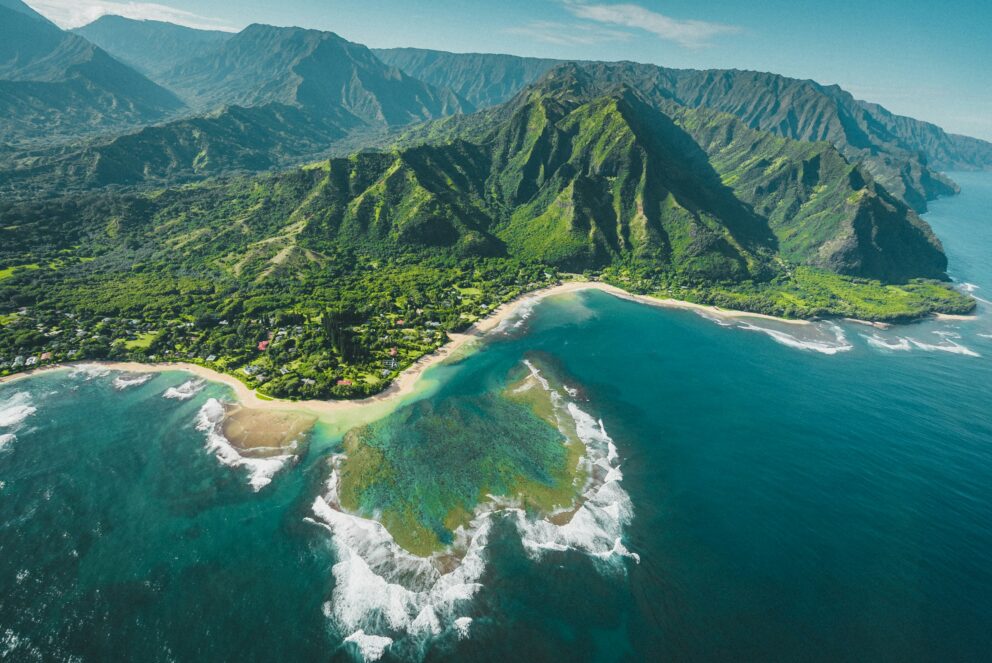 hawaii ocean and mountains